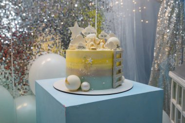 Bir yaşındaki çocuğun doğum günü için çok güzel mavi bir pasta. Bulutlar, yıldız tepecikleri, doğum tarihi ve saati, çocuk ağırlığı. Oyuncak ayı figürü, toplar, merdiven