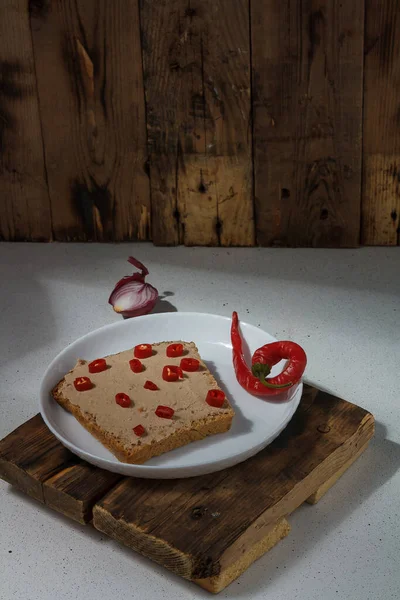 Poultry Pate Sandwich Dengan Lada Pedas Dan Bawang Merah Piring — Stok Foto