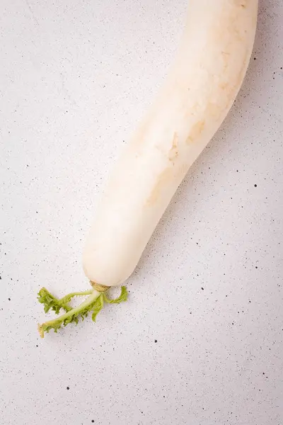 Daikon Beyaz Arka Planda Doğu Turpu Taze Organik Vegan Çiftlik — Stok fotoğraf