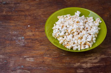 Tahta masada yeşil patlamış mısır tabağı, kopyalama alanı