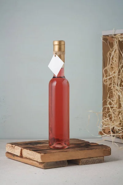 250 Бутылка Розового Вина Пустой Этикеткой Коробка Деревянными Стружками Декоративный — стоковое фото