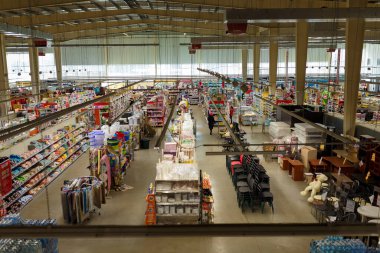 İzmail, Ukrayna. Şubat 2022. Rus ordusu Ukrayna 'yı işgal etti. Neredeyse boş bir süpermarket salonu, sıra sıra ürünler ve raflar. Ekonomik kriz