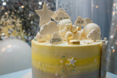 Doğum günü pastasının üst kısmı 1 yaşındaki bir çocuk için. Bulutlar, zaman, tarih ve bebeğin ağırlığıyla yıldız tepecikleri. Pastanın üstündeki oyuncak ayı..