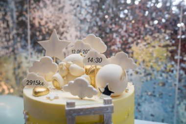 Doğum günü pastasının üst kısmı 1 yaşındaki bir çocuk için. Bulutlar, zaman, tarih ve bebeğin ağırlığıyla yıldız tepecikleri. Pastanın üstündeki oyuncak ayı..