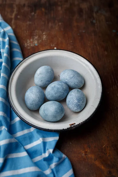 Blau Bemalte Ostereier Einer Weißen Schüssel Etwas Blau Gestreifter Stoff — Stockfoto