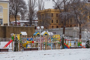 İzmail, Ukrayna. Şubat 2022 'de karla kaplı bir gemi şeklinde parlak bir oyun alanı. Boş kış şehri sokağı