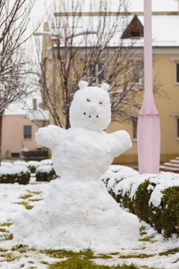 Büyük kardan adam kulaklı ve kömür ağızlı, çocuklar için kış eğlencesi
