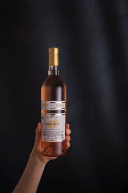 İzmail, Ukrayna. Kasım 2022. Siyah arka planda Pinot Noir marka pembe şarap şişesi var. Bessarabia Şaraphanesi