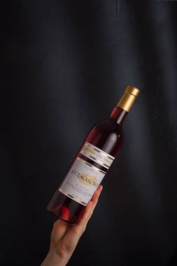 İzmail, Ukrayna. Kasım 2022. Siyah arka planda bir şişe kuru pembe Bugeacul şarabı. Güney Bessarabia şaraphanesi. Alkol içeceği, kopyalama alanı