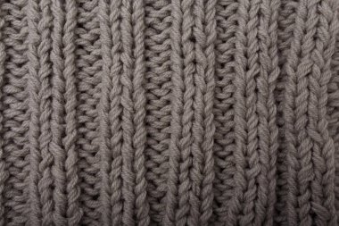 Gri kumaş dokusu, arkaplan ya da fon örgüsü. Tekstil, atkı ya da süveter desenli yüzey. Sıcak aksesuarlar, kıyafetler, moda konsepti.