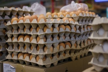Paskalya indirimi: markette ya da süpermarkette kağıt kutularda tavuk yumurtası. Market toptancılığı..