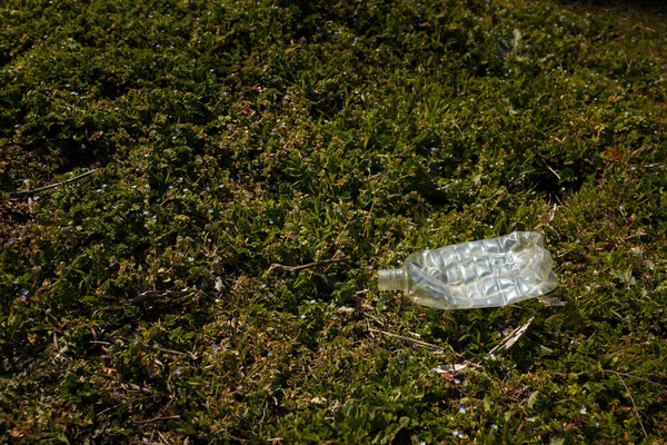 Empty Crumpled Plastic Bottle Green Grass Background Plastic Environmental Pollution — Stockfoto