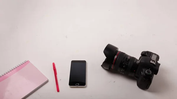 Izmail 乌克兰 2022年4月佳能Eos相机 L镜头24 105毫米 智能手机 笔记本电脑 白色桌子上的红色钢笔 复制空间 — 图库照片