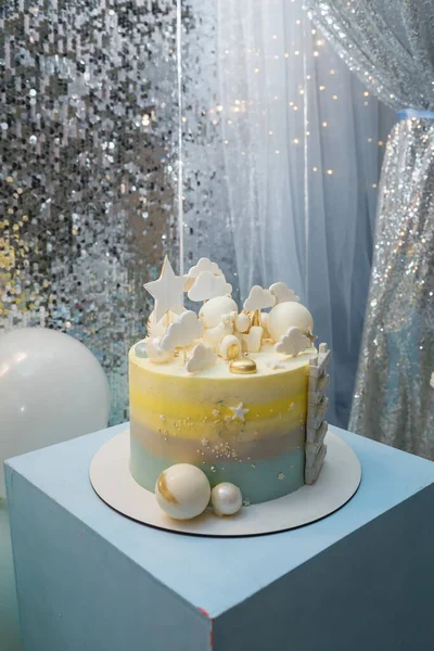 1 yaşındaki erkek bebek için doğum günü pastası. Yıldızlı pasta, bulutlu top, oyuncak ayı ve merdiven
