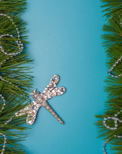 圣诞快乐 新年快乐明信片 蓝色背景 松树树枝框架 闪亮的蜻蜓玩具 复制空间 — 图库照片