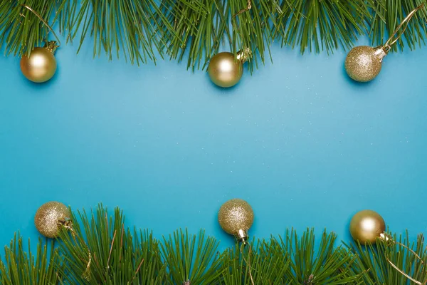 圣诞快乐 新年快乐明信片 蓝色背景 松树枝条 金色灯泡 装饰灌木 复制空间 — 图库照片