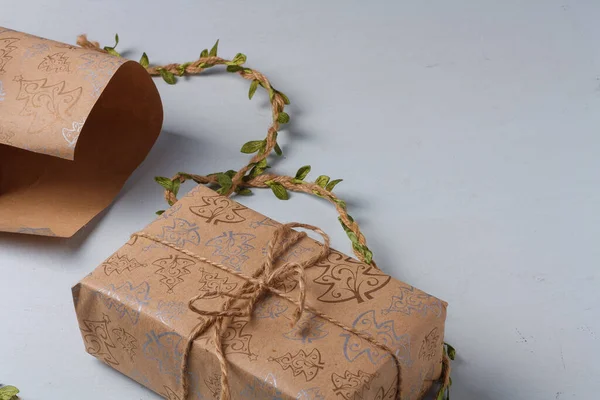 Emballé Joyeux Cadeau Noël Boîte Avec Papier Rustique Arc Corde — Photo
