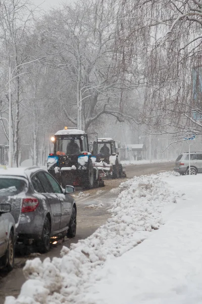 Izmail Ukraine February 2022 清除城镇街道上的积雪 使用拖拉机 开车上路 美丽的冬季风景 — 图库照片