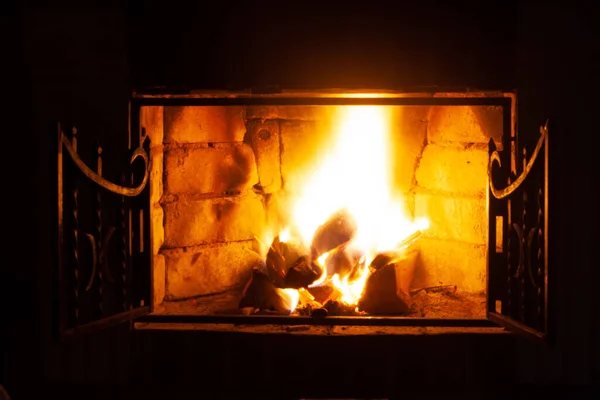 Yumuşak Odaklı Parlak Ateş Şöminede Yanan Ahşap Kütükler Siyah Arka — Stok fotoğraf