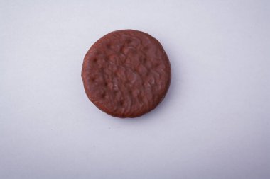 Hafif arka planda çikolatalı bisküvi. Şeker, tatlı yemek, lezzetli tatlı. Boşluğu kopyala