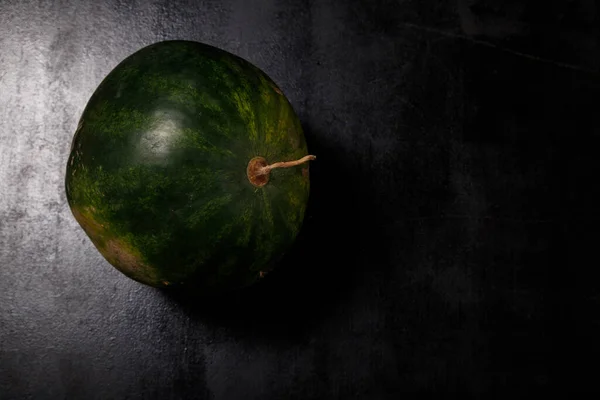 Dulce Sandía Rayada Verde Madura Sobre Fondo Negro Frutas Granja — Foto de Stock