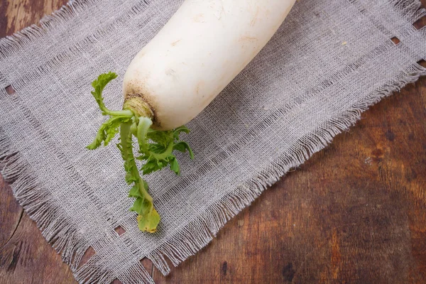 Daikon Kahverengi Arka Planda Uzun Beyaz Turp Taze Organik Vegan — Stok fotoğraf