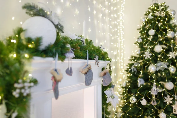 크리스마스 장난감 전나무 화환으로 장식된 벽난로의 꼭대기 장식된 전나무 배경에 — 스톡 사진