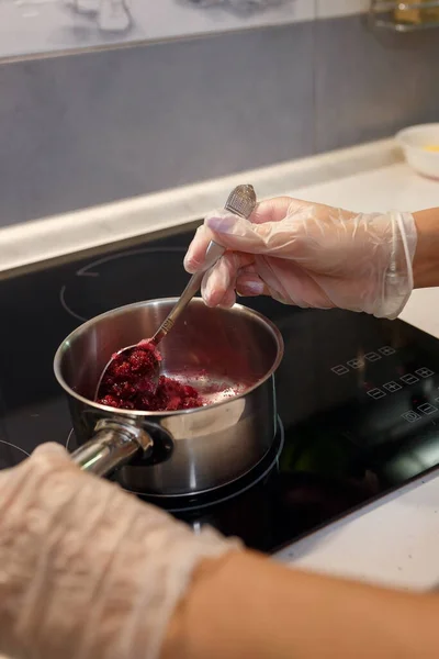 Marmelade Kochen Hände Handschuhen Mischen Zucker Und Beeren Mit Einem — Stockfoto