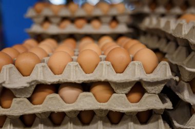 Markette ya da süpermarkette tekrar kullanılabilir kağıt kaplarda kahverengi tavuk yumurtası. Paskalya indirimi, sıfır atık, ekolojik ambalaj. Yakın çekim.