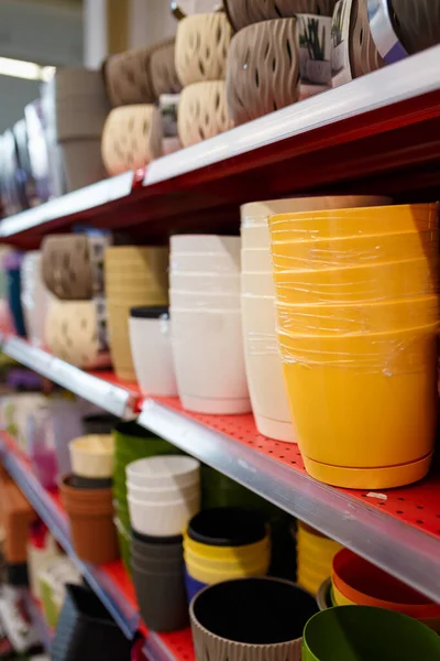 Vasos Flores Plástico Diferentes Prateleira Supermercado Fila Vasos Plantas Loja — Fotografia de Stock