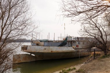 Eski ahşap tekne Nehri üzerinde.