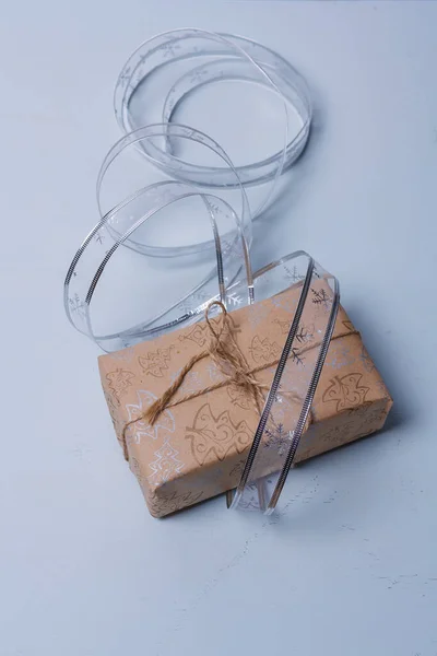 Regalo Natale Avvolto Carta Kraft Con Fiocco Corda Iuta Nastro — Foto Stock