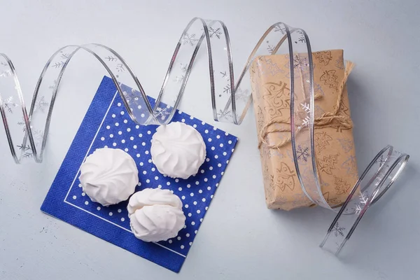 Scatola Regalo Natale Avvolta Carta Kraft Nastro Argentato Dolce Marshmallow — Foto Stock