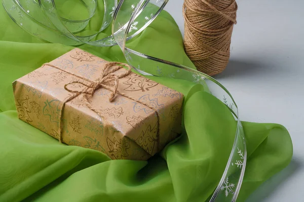 圣诞节礼物盒的包装正在进行中 牛皮纸 银带带 绿色面料上的绳子线轴 Diy包装 — 图库照片