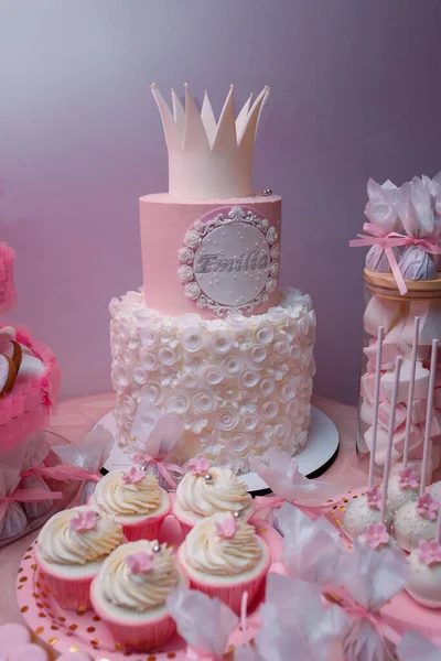 Pastel Cumpleaños Femenino Postre Rosa Con Forma Corona Masilla Flores —  Fotos de Stock