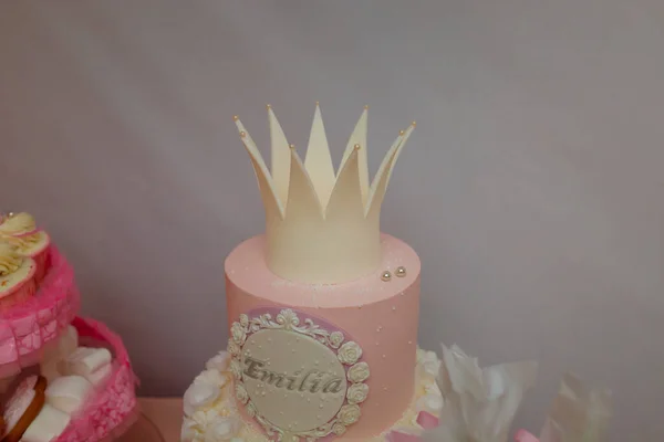 Pastel Cumpleaños Femenino Postre Rosa Con Forma Corona Masilla Flores —  Fotos de Stock