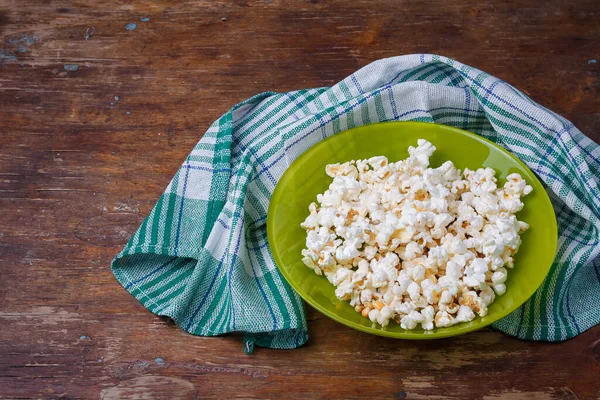 Placa Palomitas Maíz Sobre Fondo Mesa Madera Con Toalla Cocina — Foto de Stock