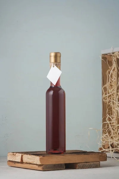 250 Бутылки Красного Вина Пустой Этикеткой Коробка Деревянной Стружкой Заднем — стоковое фото