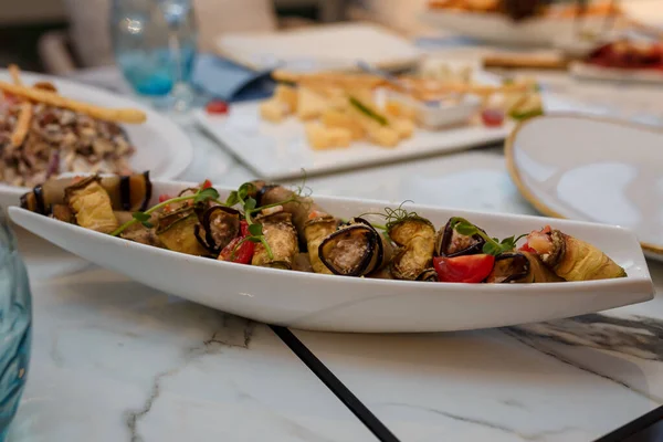 Mesa Festiva Con Aperitivos Rollos Berenjena Con Tomate Ajo Microverde —  Fotos de Stock