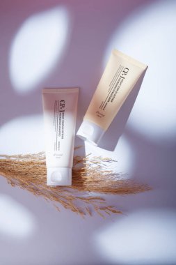 İzmail, Ukrayna. Mayıs 2022. Estetik parlak, yoğun, besleyici saç kremi ve beyaz arka planda şampuan, sert gölgeler.