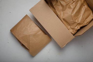 Doğal kağıt paketi, beyaz arka planda bir karton. Çevre dostu, plastik ürün ambalajı yok. Çevreye özen, ekolojiye dikkat
