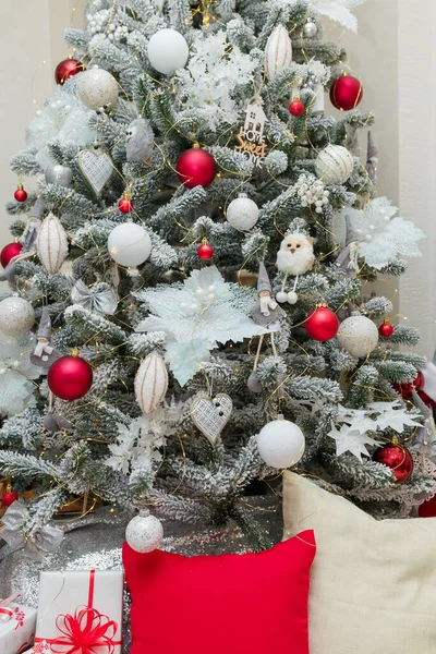 Kerstboom Bedekt Met Kunstmatige Sneeuw Rode Bollen Fir Boom Takken — Stockfoto