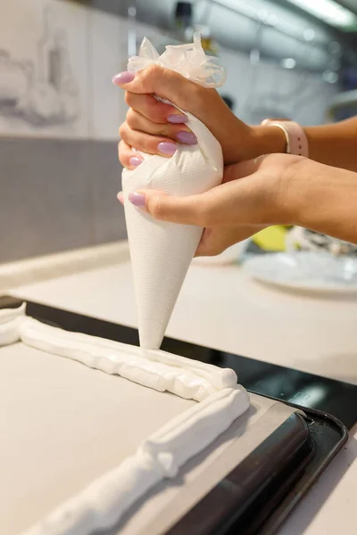 Frau Drückt Eiweißcreme Aus Teigtasche Auf Backblech Das Mit Pergamentpapier — Stockfoto