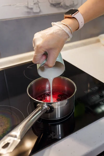 Weibliche Hand Gibt Stärke Einen Topf Mit Beeren Und Zucker — Stockfoto