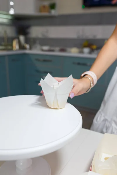 Konditorin Legt Cupcake Papierverpackung Auf Weißen Ständer Hintergrund Küche Nahaufnahme — Stockfoto