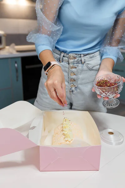 Konditorinnen Verzieren Baiser Kuchen Rosa Schachtel Mit Getrockneten Rosenblütenblättern Süßes — Stockfoto