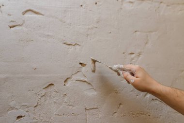 Duvarda macun kullanan spatula kullanan erkek eller, tadilat yapan inşaatçılar..