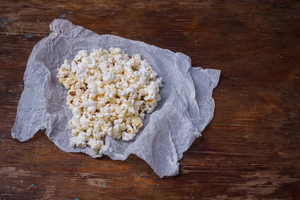 Beyaz kağıt üzerinde hazır patlamış mısır yığını. Üst görünüm, alanı kopyala