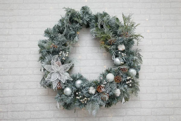 Güzel Noel çelenkleri köknar dalları, koniler, beyaz takılar, çiçekler, dutlar ve çelenk ışıklı bisiklet duvarları. Boşluğu kopyala