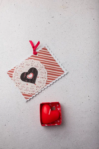 2月14日バレンタインデーのポストカード白の背景に黒と赤のハート型のキャンドル コピースペース — ストック写真